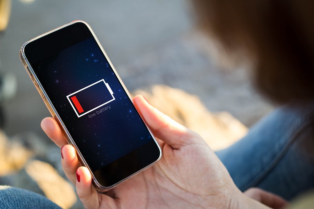 Een smartphone met een lege batterij