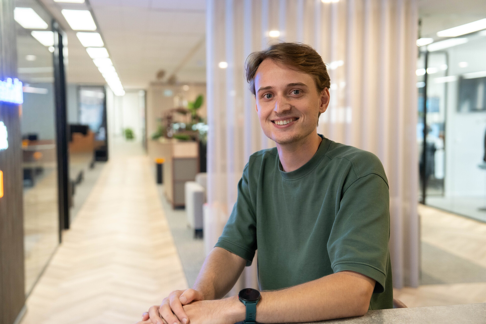 Xander geeft computerhulp op afstand vanuit het kantoor van Studentaanhuis