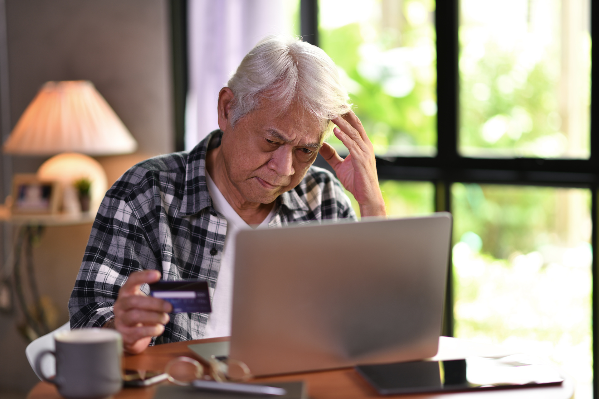 Oude man heeft moeite met nepwebshop herkennen