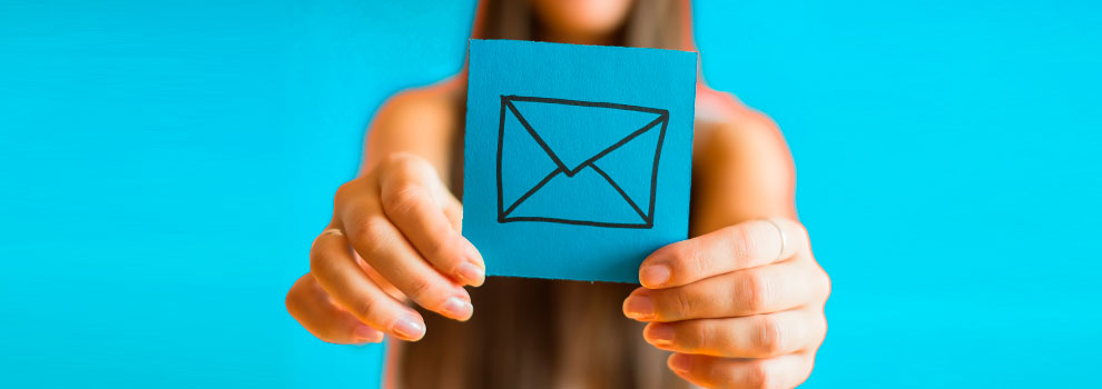 Een envelop op een stuk papier getekend