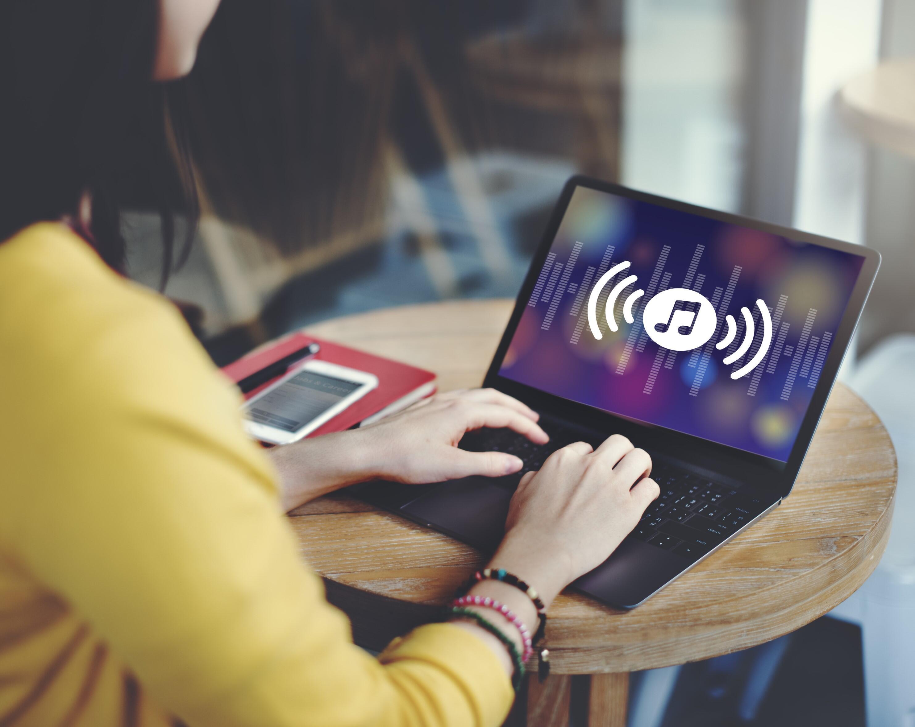 Muziek op een laptop